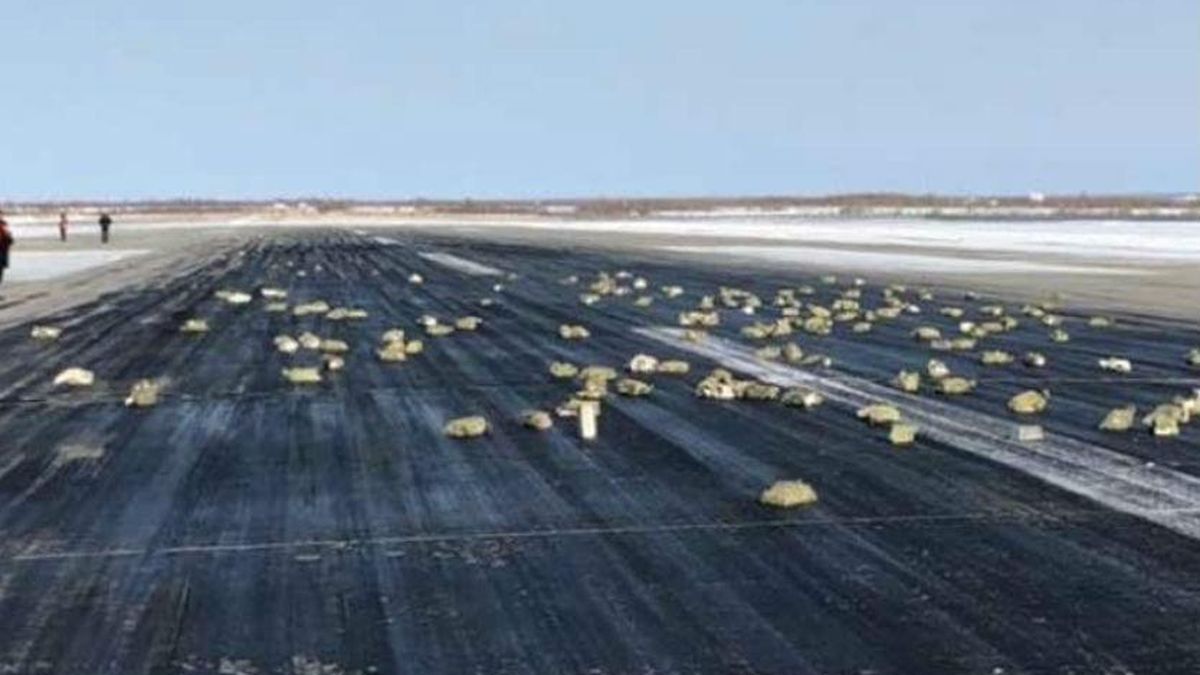 Золотые слитки якутии. Клеймо на слитке. Из самолета выпало золото. Упаковка шоколада в фольгу. Самолет слитки.