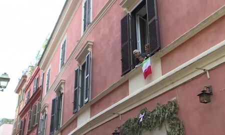 Una familia confinada en Milán, Italia. Una familia confinada en Milán, Italia.