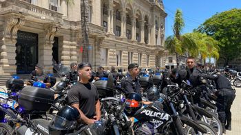 Accidente de tránsito entre dos autos en el macrocentro de Santa Fe: uno terminó sobre la vereda - Image 2