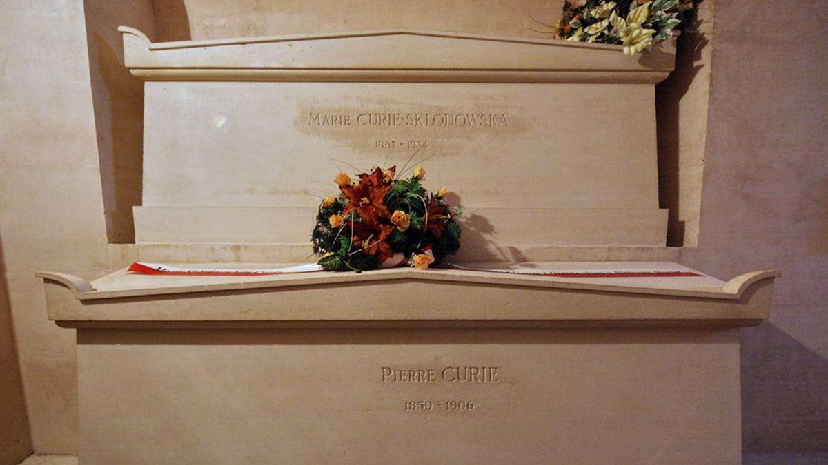 Los restos del matrimonio Curie al Panteón de París.