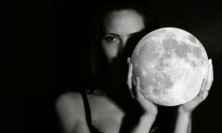 La luna se ha ganado una gran admiración por parte de muchas personas, pues es mucho lo que se habla sobre el gran poder energético que tiene en el ser humano. La luna se ha ganado una gran admiración por parte de muchas personas, pues es mucho lo que se habla sobre el gran poder energético que tiene en el ser humano.