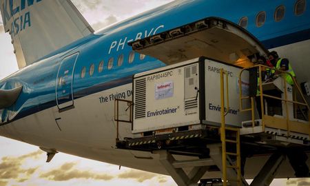 Este domingo por la mañana arribaron al aeropuerto Internacional de Ezeiza a bordo de un vuelo de línea de Air France KLM Cargo 96.000 dosis de la vacuna Sinopharm provenientes de Beijing, China. El jueves pasado habían llegado las primeras 904.000 dosis. De esta manera, se completó el lote a 1.000.000 de dosis. Este domingo por la mañana arribaron al aeropuerto Internacional de Ezeiza a bordo de un vuelo de línea de Air France KLM Cargo 96.000 dosis de la vacuna Sinopharm provenientes de Beijing, China. El jueves pasado habían llegado las primeras 904.000 dosis. De esta manera, se completó el lote a 1.000.000 de dosis.