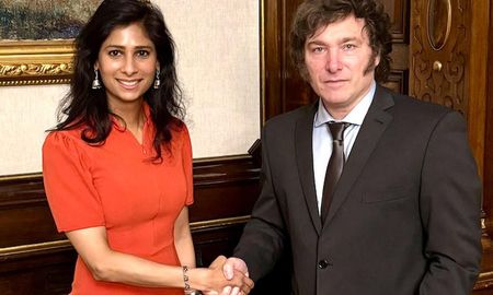 Javier Milei junto a Gita Gopinath, durante su visita a la Argentina. Javier Milei junto a Gita Gopinath, durante su visita a la Argentina.