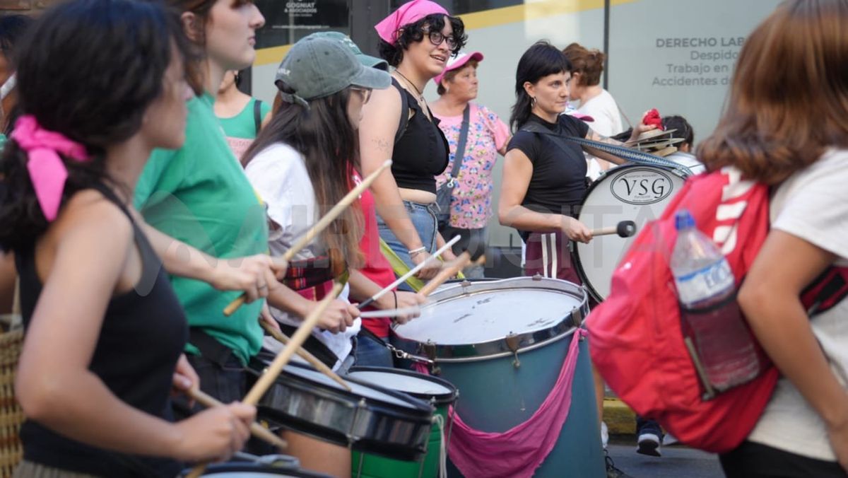 Miles de mujeres y disidencias marcharon este lunes en la ciudad de Santa Fe.