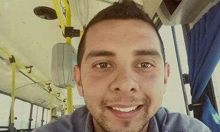 Nahuel Molina tenía 23 años y era empleado de Autobuses Santa Fe. Lo mataron cuando llegaba a su casa. Nahuel Molina tenía 23 años y era empleado de Autobuses Santa Fe. Lo mataron cuando llegaba a su casa.