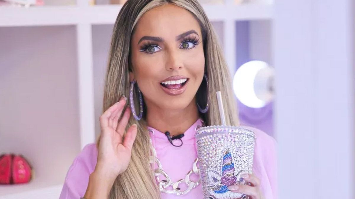 Critican a Karla Díaz por vender vasos de su marca a precios muy altos