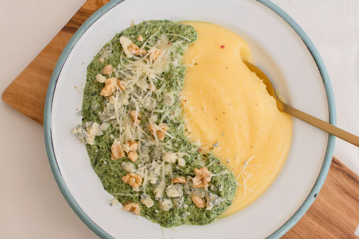 La polenta con crema de espinacas es un plato delicioso y perfecto para disfrutar en familia cuando hace frío. La polenta con crema de espinacas es un plato delicioso y perfecto para disfrutar en familia cuando hace frío.