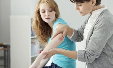 Las personas con psoriasis pueden tener al sol como su aliado