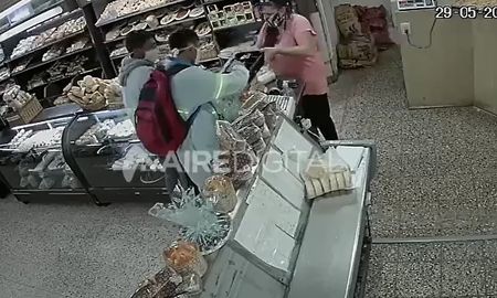 Pasadas las 6 de la mañana, los ladrones llegaron al local y se llevaron la radaudación. Pasadas las 6 de la mañana, los ladrones llegaron al local y se llevaron la radaudación.