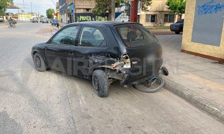 Por un fuerte choque, un Chevrolet Corsa terminó arriba de una bicicleta sobre Estanislao Zeballos Por un fuerte choque, un Chevrolet Corsa terminó arriba de una bicicleta sobre Estanislao Zeballos