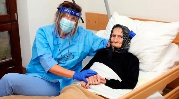 Los médicos quedaron sorprendidos por la fortaleza de la señora de 99 años.