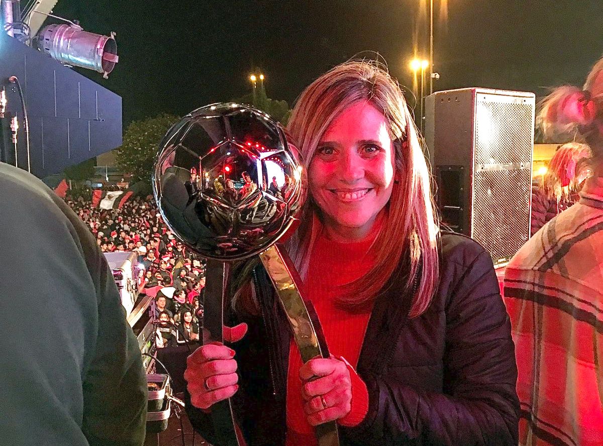 La autora del artículo con la Copa de la Liga 2021 ganada por Colón.