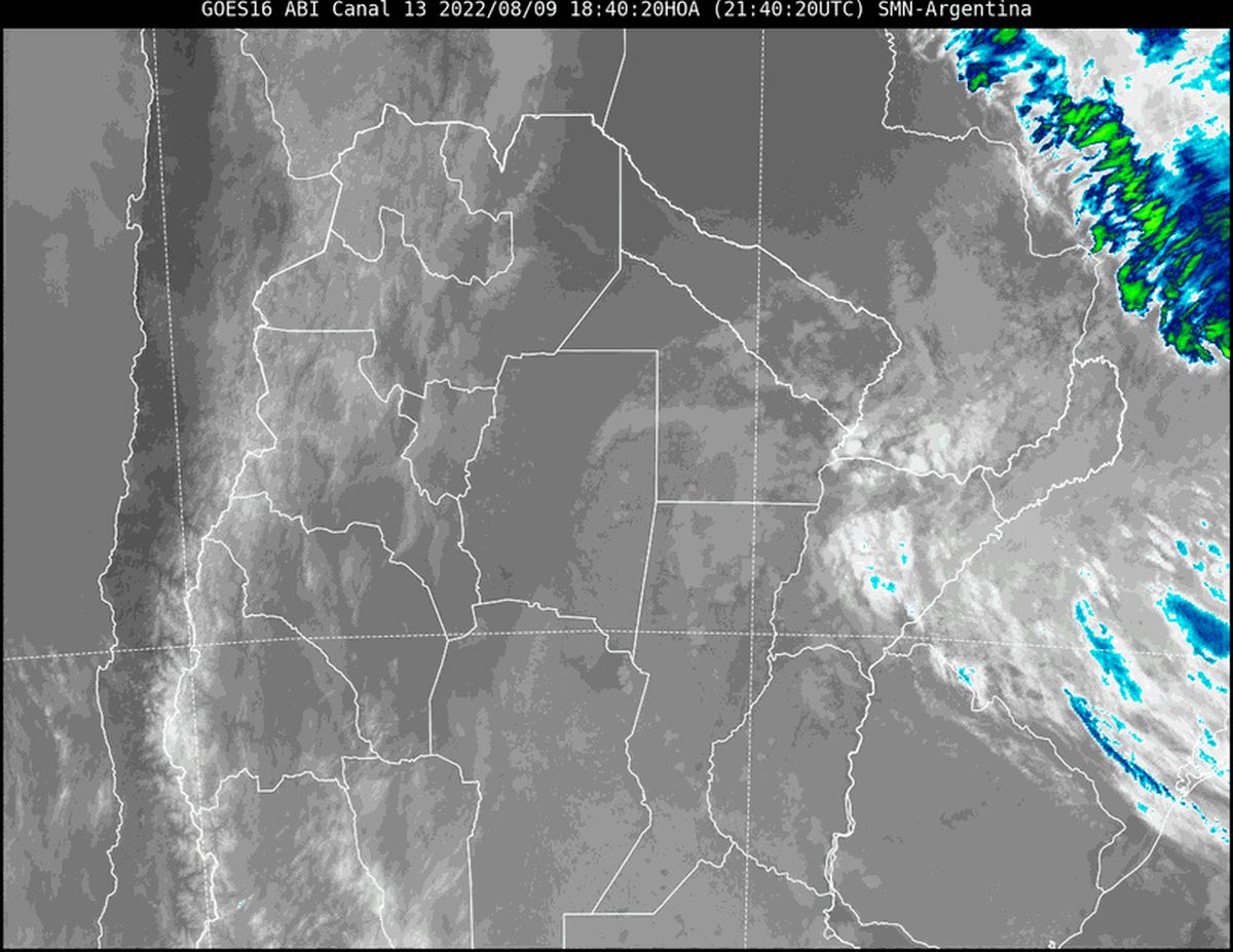 En la imagen satelital se observa poca nubosidad en nuestra provincia. Se espera que esta condición se mantenga durante toda la noche, acompañando una calma del viento.