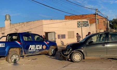 Accidente en Santa Fe: chocaron un auto particular y un patrullero. Accidente en Santa Fe: chocaron un auto particular y un patrullero.