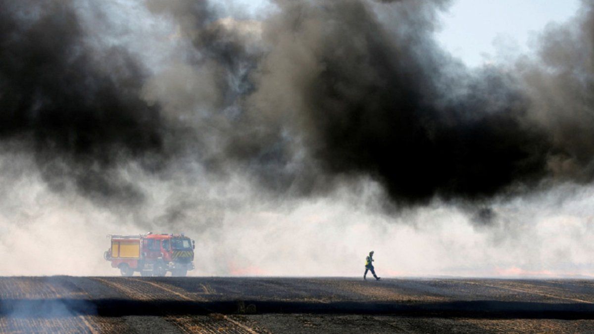 Llevaba un horno prendido para pizza, perdió las brasas y provocó un incendio