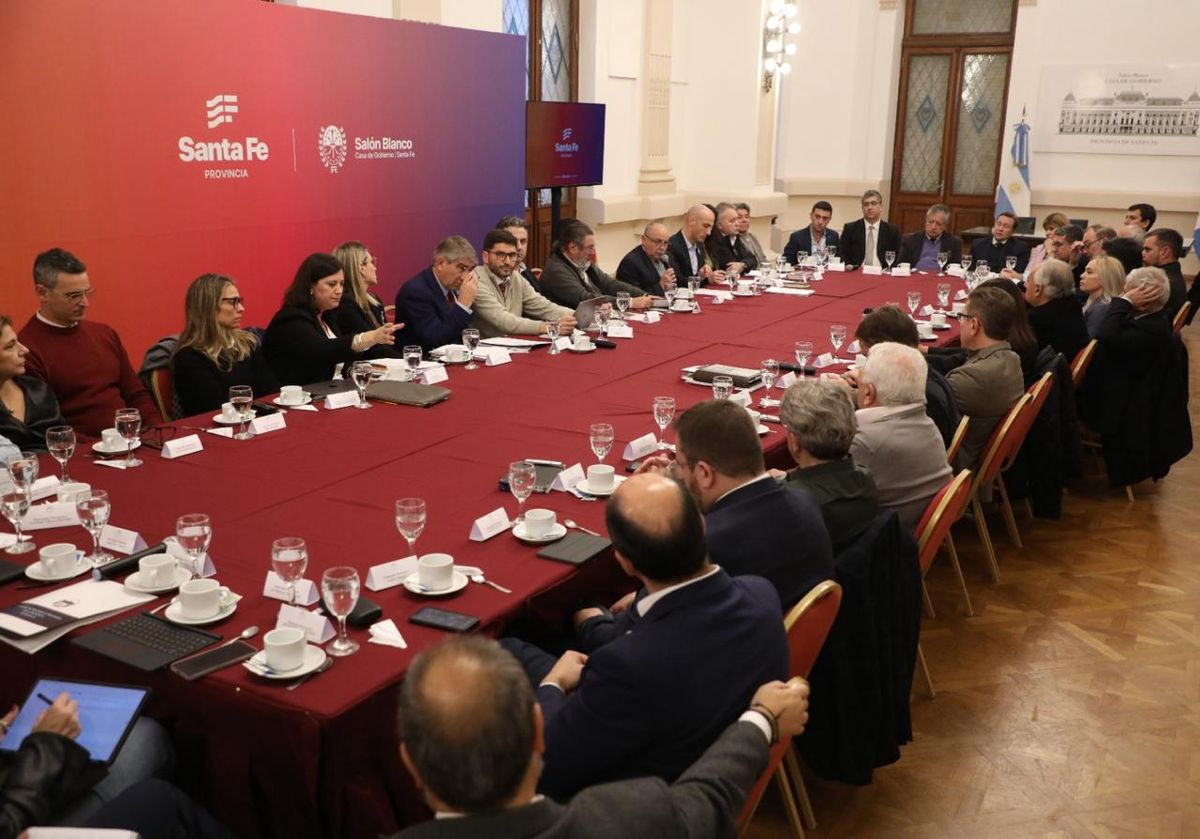 La reunión de la Junta Provincial de Seguridad se llevó a cabo en el Salón Blanco de Casa de Gobierno. La reunión de la Junta Provincial de Seguridad se llevó a cabo en el Salón Blanco de Casa de Gobierno.