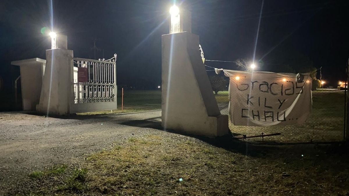 Colgaron una bandera con un contundente mensaje apuntado al Kily González. Colgaron una bandera con un contundente mensaje apuntado al Kily González.