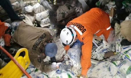 Video trágico: se derrumbaron las estanterías de un súper y mataron a una empleada Video trágico: se derrumbaron las estanterías de un súper y mataron a una empleada