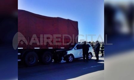Una camioneta se incrustó contra un camión en la autovía de la Ruta Nacional 19 y su conductor falleció. Una camioneta se incrustó contra un camión en la autovía de la Ruta Nacional 19 y su conductor falleció.
