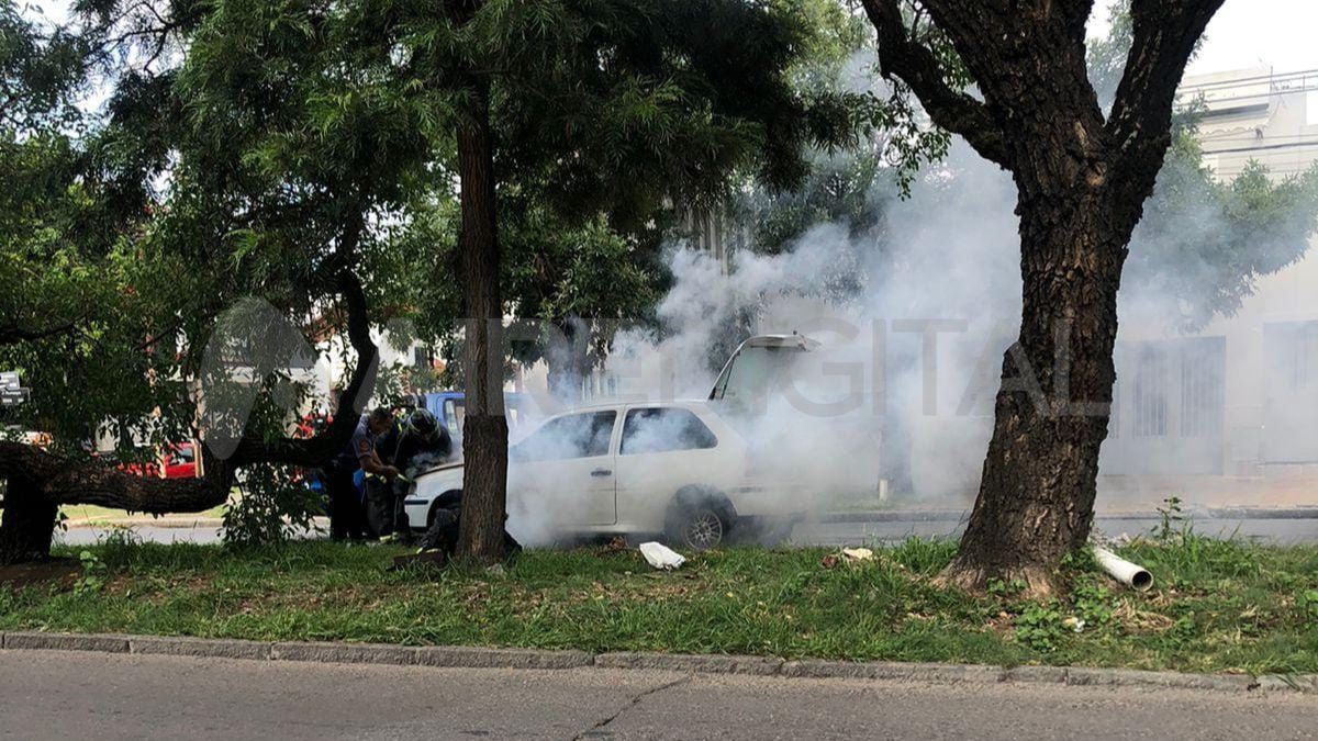 Se prendió fuego el auto de un bombero zapador