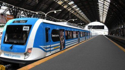 Un tren casi arrolla a un colectivo que se había metido en la vía