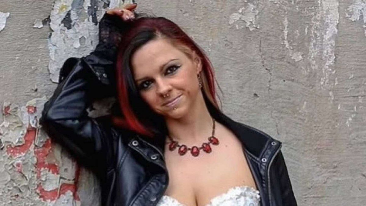 Una modelo fue atacada por un leopardo en una sesión de fotos y su cara quedó desfigurada.