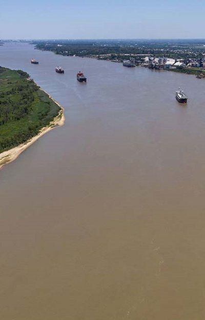 La bajante del río Paraná, en especial en el tramo que va desde Rosario hasta su desembocadura, generó pérdidas de US$ 620 millones en exportaciones de harina y aceite de soja debido a complicaciones logísticas y una caída de los precios. La bajante del río Paraná, en especial en el tramo que va desde Rosario hasta su desembocadura, generó pérdidas de US$ 620 millones en exportaciones de harina y aceite de soja debido a complicaciones logísticas y una caída de los precios.