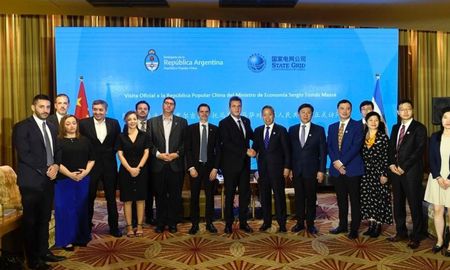 El ministrode Economía, Sergio Massa, obtuvo en Shangai cerca de 1.000 millones de dólaresen inversiones y desembolsos que fortalecerán las reservas del Banco Central. El ministrode Economía, Sergio Massa, obtuvo en Shangai cerca de 1.000 millones de dólaresen inversiones y desembolsos que fortalecerán las reservas del Banco Central.