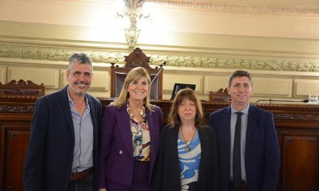 Germán Giaccomino, Alejandra Rodenas, Cristina Berra y Rubén Pirola, la mesa de conducción del Senado de Santa Fe. Germán Giaccomino, Alejandra Rodenas, Cristina Berra y Rubén Pirola, la mesa de conducción del Senado de Santa Fe.