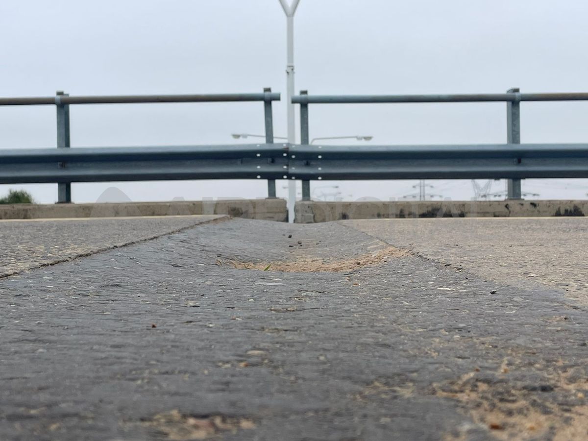 Así luce la grieta en el Puente Colastiné Sur. Así luce la grieta en el Puente Colastiné Sur.