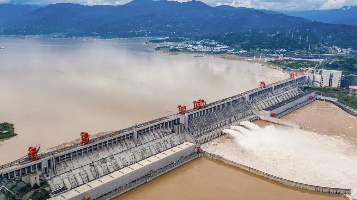 El eje de la Tierra no es fijo tiene movimientos naturales y sutiles variaciones en su rotación.