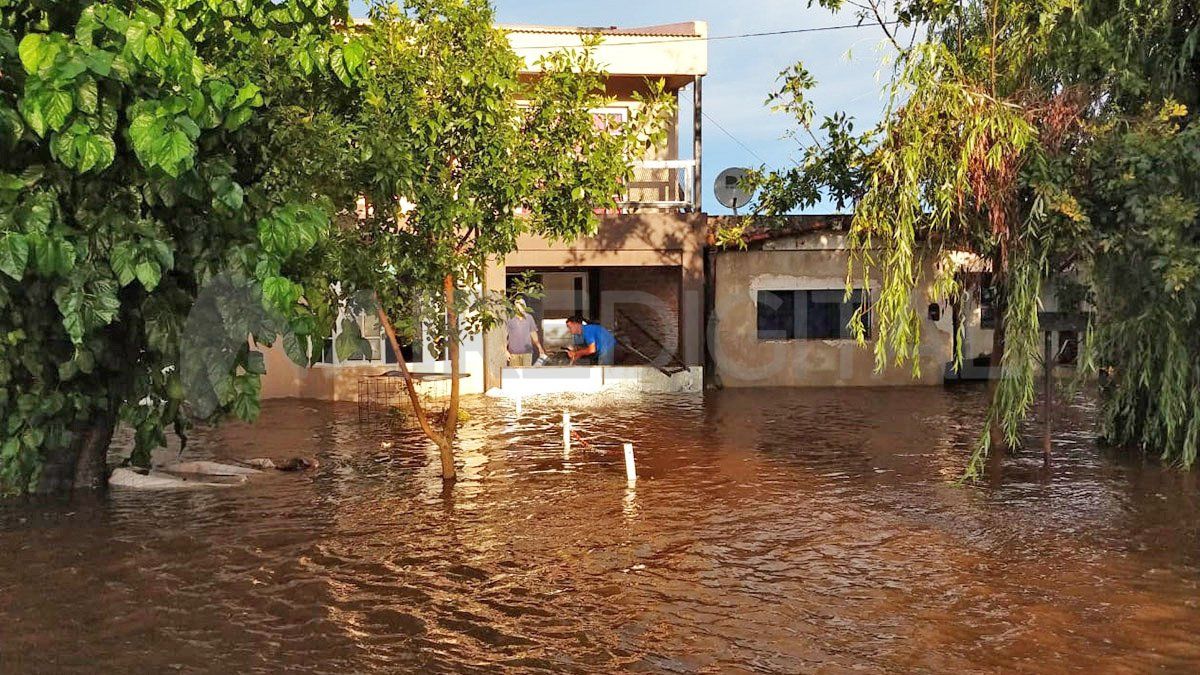 Con bombas y baldes. Así los vecinos sacan el agua que llega hasta un metro de altura en las viviendas más afectadas de Arocena.&nbsp;