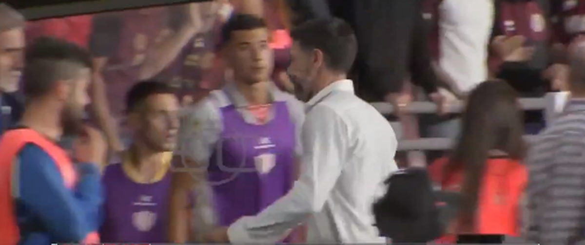 El Kily González se fue al vestuario si saludar. El Kily González se fue al vestuario si saludar.