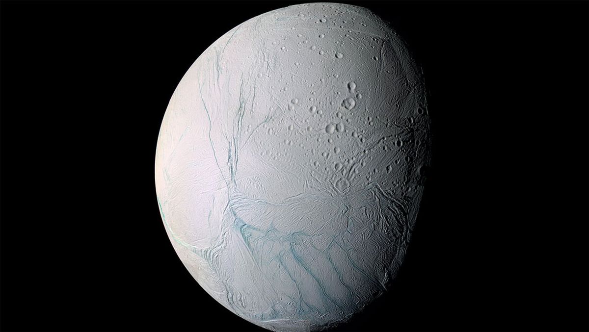 Durante un sobrevuelo en 2005, la nave espacial Cassini de la NASA tomó imágenes de alta resolución de Encelado que se combinaron en este mosaico, que muestra las largas fisuras en el polo sur de la luna que permiten que el agua del océano subterráneo escape al espacio.