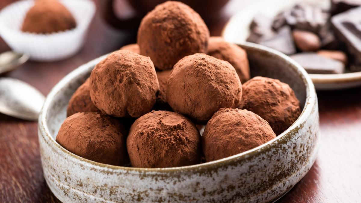 Esta receta de trufas de chocolate es muy fácil de hacer en casa. Esta receta de trufas de chocolate es muy fácil de hacer en casa.