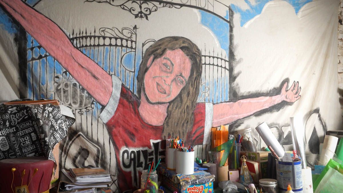 El mural de Agustina con los brazos abiertos ocupa la pared del fondo de El mural de Agustina con los brazos abiertos ocupa la pared del fondo de