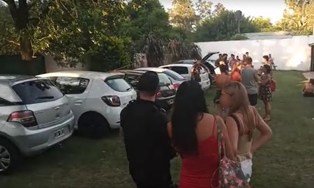 El sábado, una multitud asistió a una fiesta en calle 84 de Arroyo Leyes. El sábado, una multitud asistió a una fiesta en calle 84 de Arroyo Leyes.