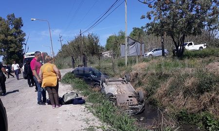 Los vehículos terminaron en una zanja. Los vehículos terminaron en una zanja.