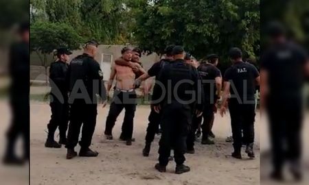 Según información de la policía, Fernández se encontraba arrojando piedras y causando desorden en la zona. Según información de la policía, Fernández se encontraba arrojando piedras y causando desorden en la zona.
