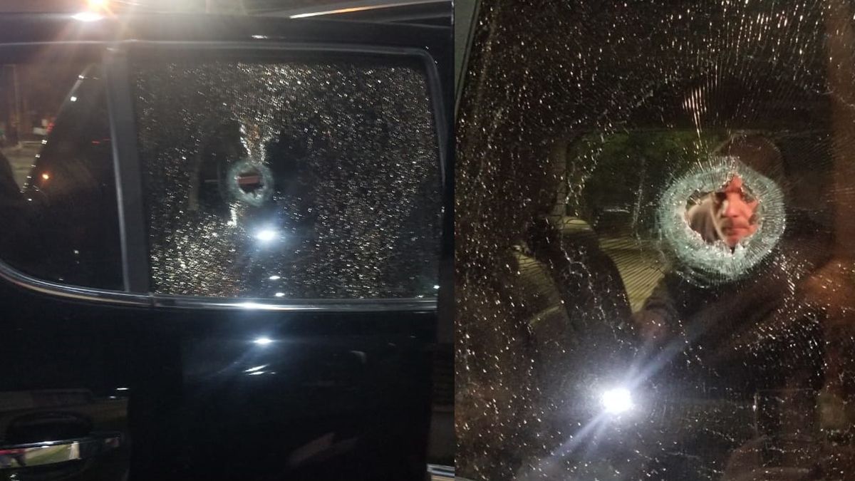 Así quedó el vidrio tras el impacto.