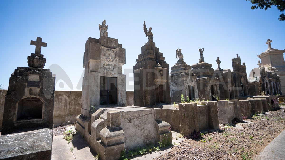 En el cementerio se pueden observar los viejos mausoleos ornamentados con estatuas y figuras religiosas, cruces enormes y placas de bronce.