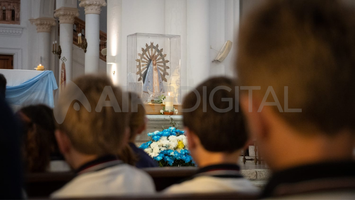 La imagen de la Virgen arribó a las Islas Malvinas una semana después de haber comenzado el conflicto bélico, más precisamente el 9 de abril de 1982, con el objetivo de acompañar a los soldados argentinos desplegados en el archipiélago.