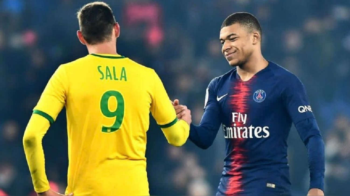 Emiliano Sala junto a Kylian Mbappé en un partido de la Liga de Francia.