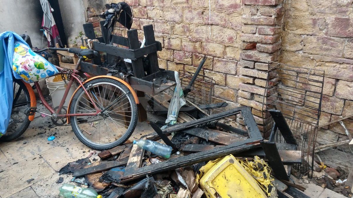 Por el incendio, los cinco integrantes de la familia perdieron todo lo que tenían.