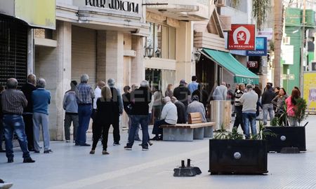 Un grupo amontonado de personas en una sucursal del banco Patagonia en la peatonal santafesina. Un grupo amontonado de personas en una sucursal del banco Patagonia en la peatonal santafesina.