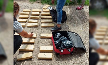 El momento en que los agentes policiales contabilizaron los panes de droga tras el procedimento.