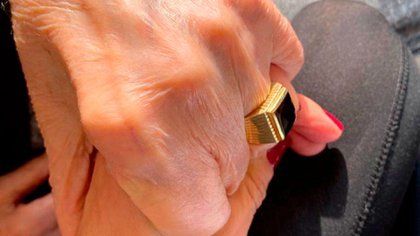 El icónico anillo de Menem.