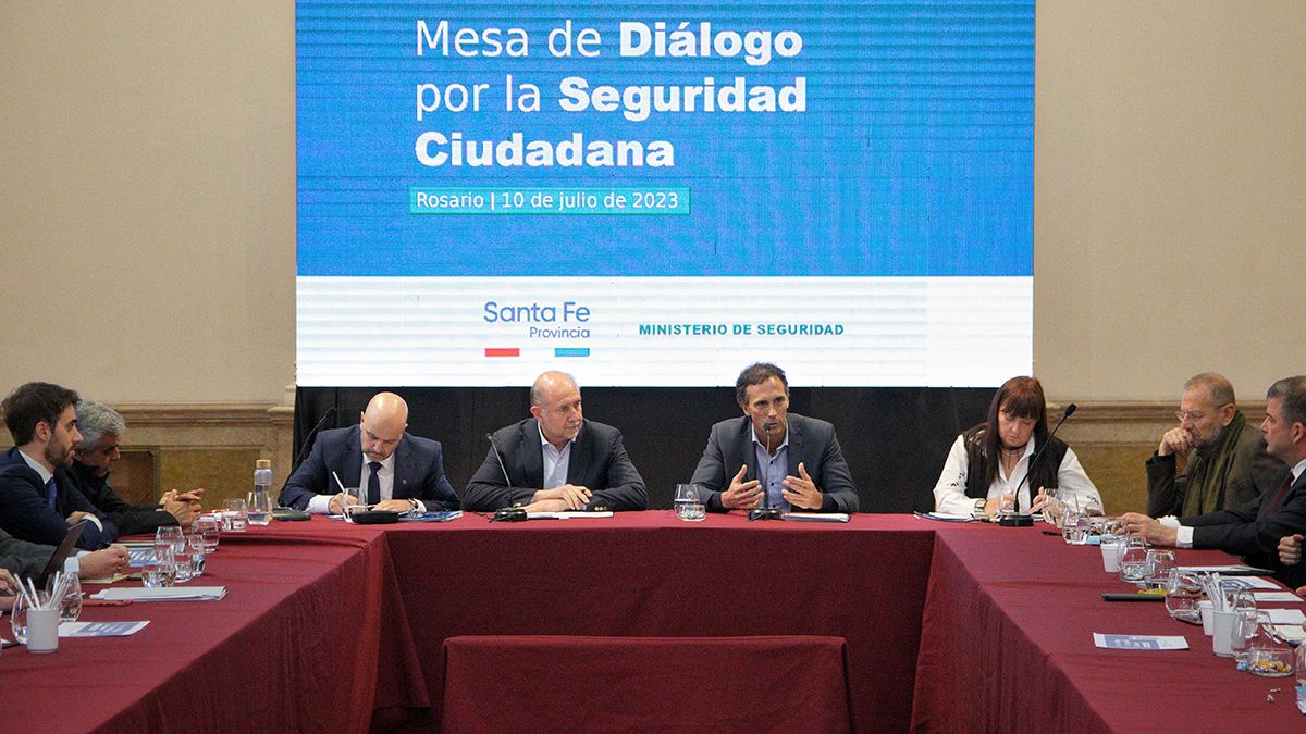 Estuvieron presentes los ministros de Gobierno, Justicia y DDHH, Celia Arena, de Seguridad, Claudio Brilloni, y de Gestión Pública, Marcos Corach. Estuvieron presentes los ministros de Gobierno, Justicia y DDHH, Celia Arena, de Seguridad, Claudio Brilloni, y de Gestión Pública, Marcos Corach.