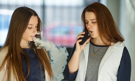 Al menos 15 millones de jóvenes de entre 13 y 15 años usan cigarrillos electrónicos en el mundo, según la Organización Mundial de la Salud. Al menos 15 millones de jóvenes de entre 13 y 15 años usan cigarrillos electrónicos en el mundo, según la Organización Mundial de la Salud.