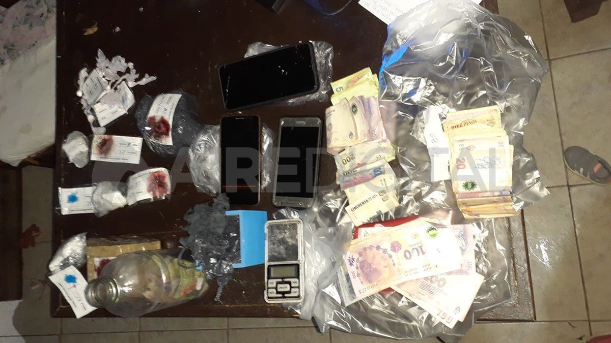 Drogas, celulares y un puñado de pesos, parte del secuestro en el domicilio de la propietaria del inmueble.